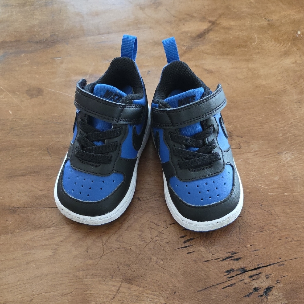 Nike Kids Sneakers in Black and Blue